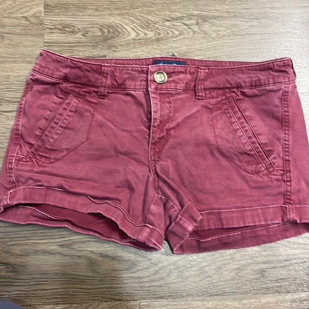 Low rise cotton maroon shorts